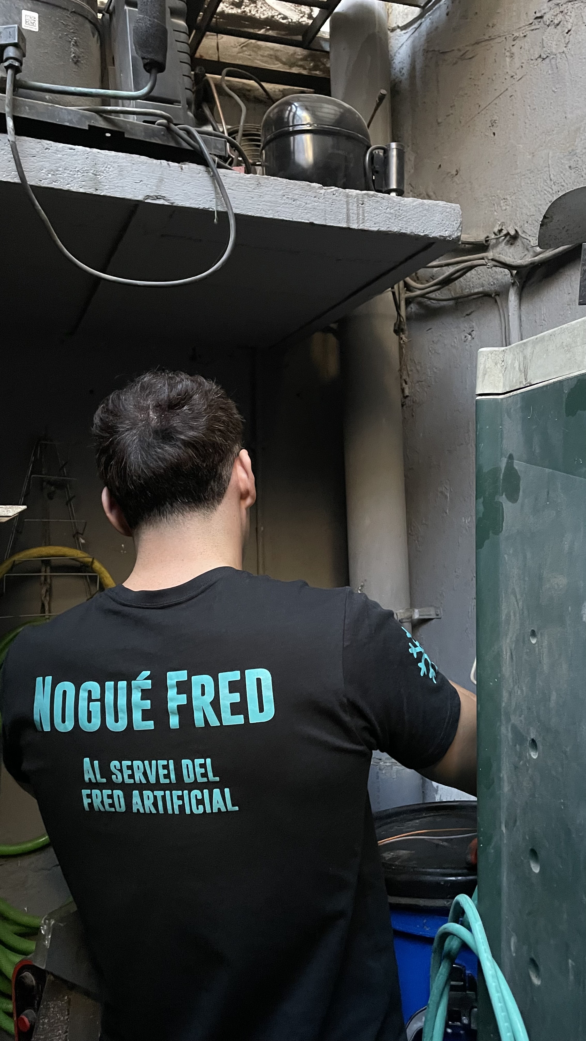 Tècnic de Nogue Fred treballant en un equip de refrigeració